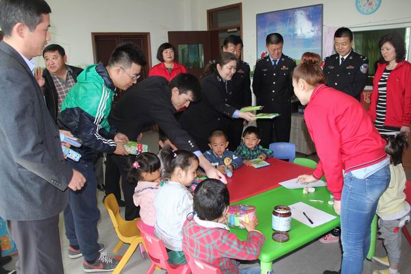 自治区监狱管理局党支部的同志们给听障儿童赠送“爱心礼物”.jpg