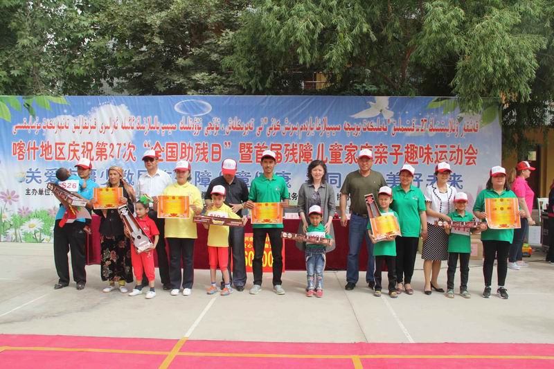 调整大小 图为颁奖仪式后领导与获奖儿童及家长合影留念.jpg