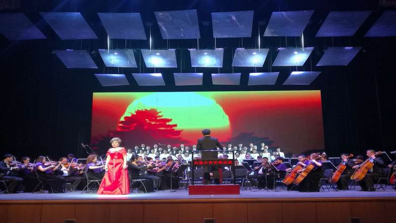 调整大小 女高音歌唱家正在演唱《五星红旗》.jpg