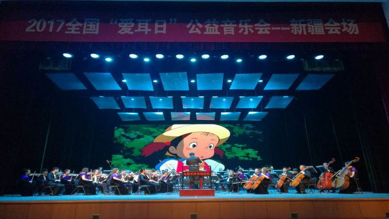 调整大小 交响乐团正在演奏动画片《龙猫》的主题曲.jpg