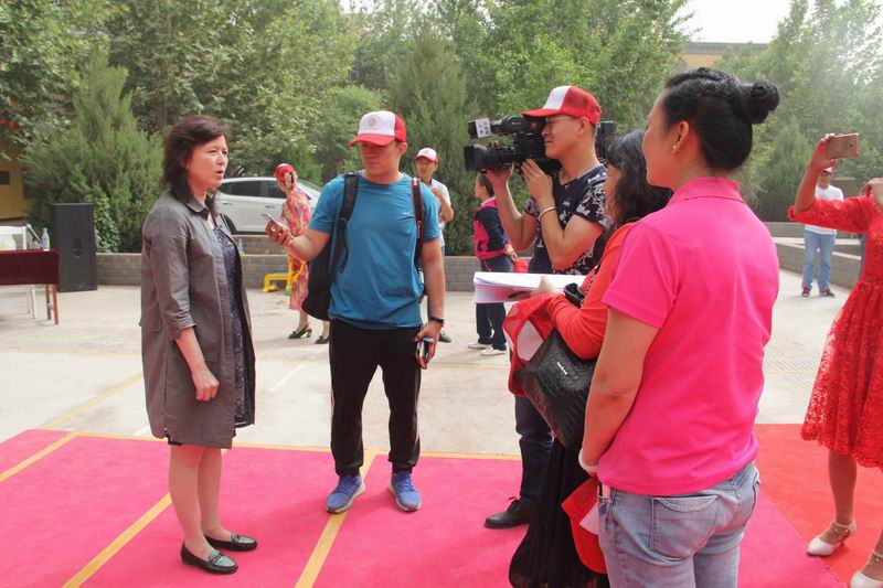 调整大小 图为康复中心陶晓红主任接受喀什地区媒体记者的采访.jpg