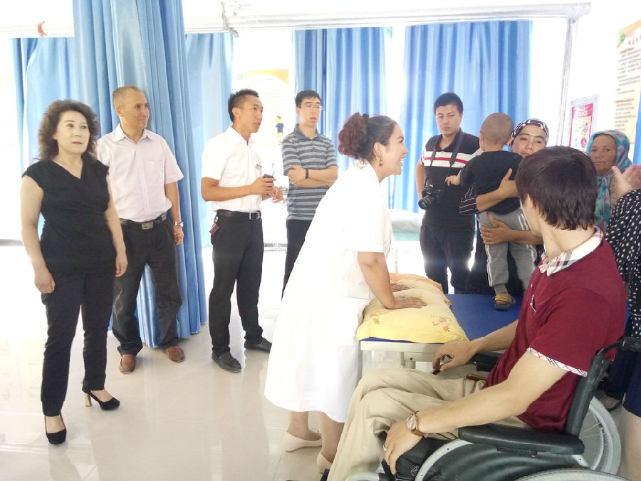 图为参观盲人按摩中心