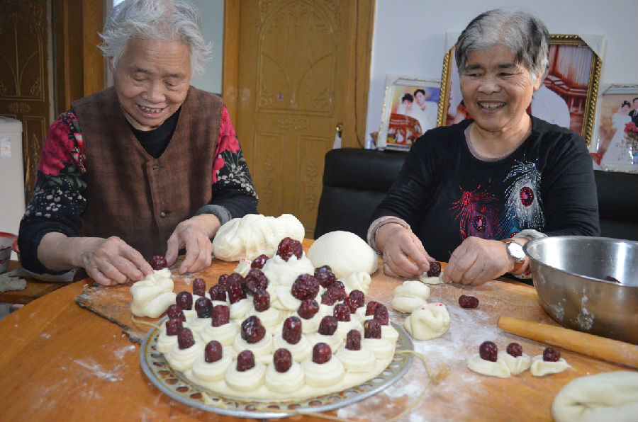残疾人蒸制花样馒头让社区充满浓浓年味