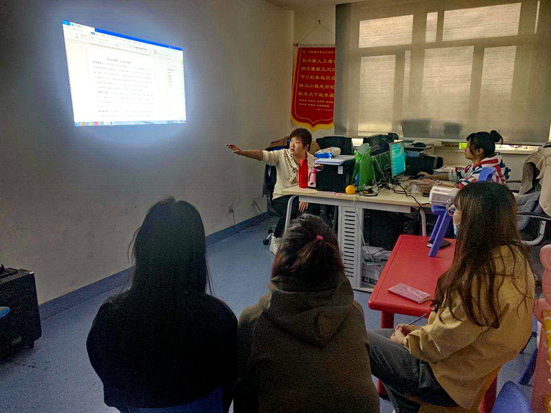 集体课教案书写培训中.jpg 集体课教案书写培训中.jpg