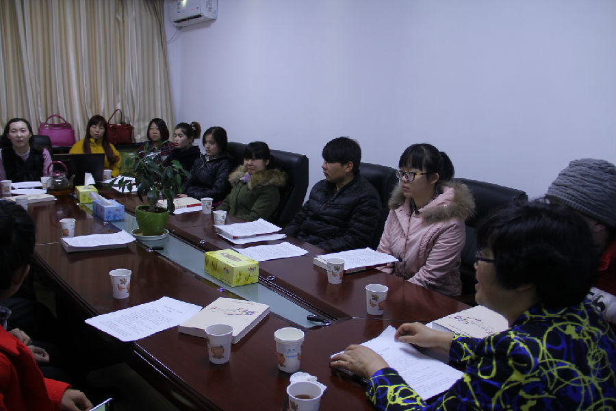 图为地区残联理事长候菊香在倾听残疾人大学生发言