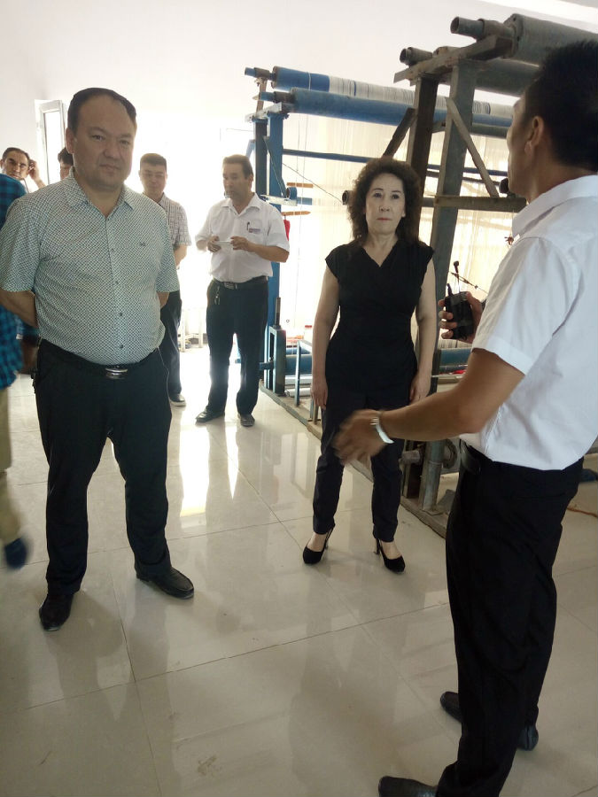 图为参观扶贫就业基地