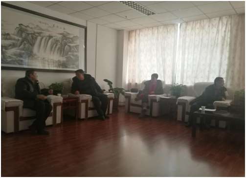 学校离退休党员进行学习讨论