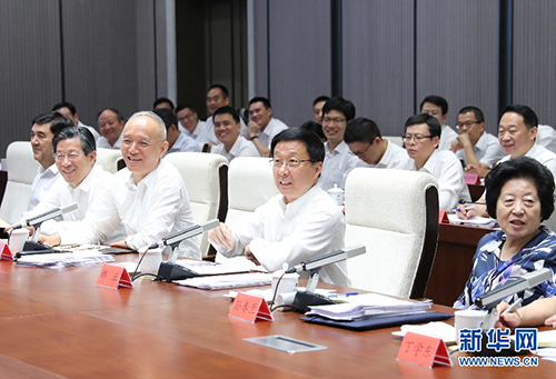 7月25日,中共中央政治局常委、国务院副总理、第24届冬奥会工作领导小组组长韩正在北京冬奥组委调研并主持召开第24届冬奥会工作领导小组全体会议。 7月25日,中共中央政治局常委、国务院副总理、第24届冬奥会工作领导小组组长韩正在北京冬奥组委调研并主持召开第24届冬奥会工作领导小组全体会议。