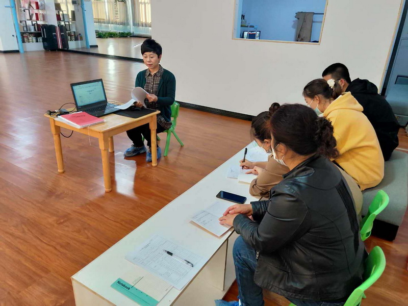 图为毛月健在塔城地区残联向阳花特殊儿童康复中心讲解网络教学流程.jpg 图为毛月健在塔城地区残联向阳花特殊儿童康复中心讲解网络教学流程.jpg