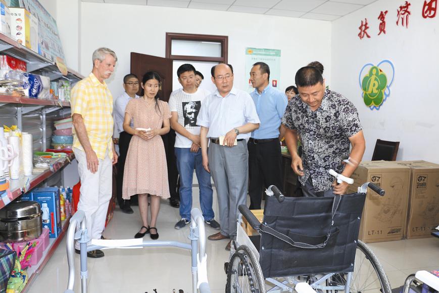 1-唐纳德先生参观昌吉市绿洲路街道聚合社区残疾辅助器具租借站.JPG