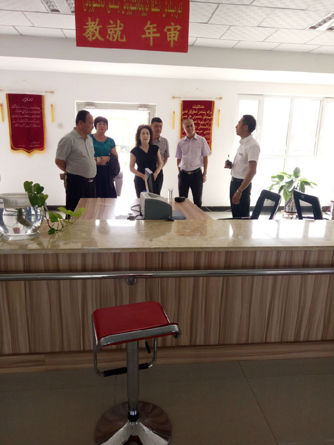 图为参观残疾人服务大厅