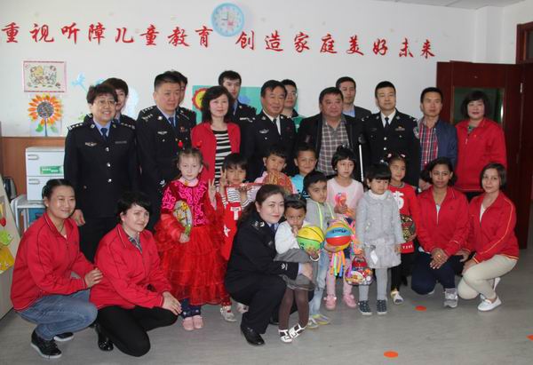 自治区监狱管理局党支部和康复中心党支部与听障宝宝们合影.jpg