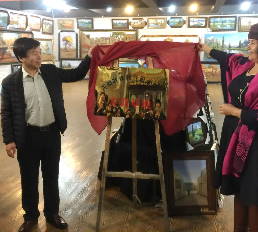 学校校长王明富揭牌学校沙?;笛祷? border=