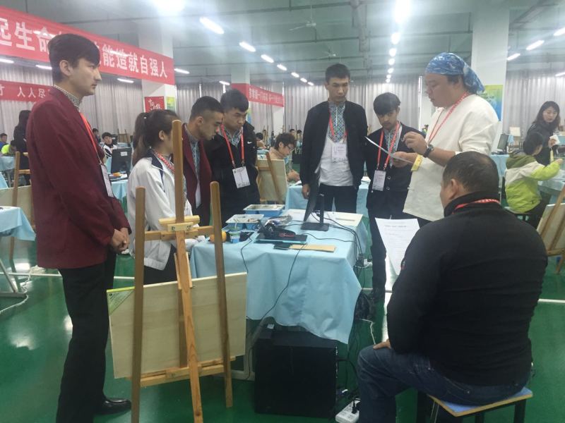 参赛现场评委在指导学生