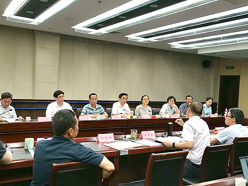 图为座谈会现场 图为座谈会现场