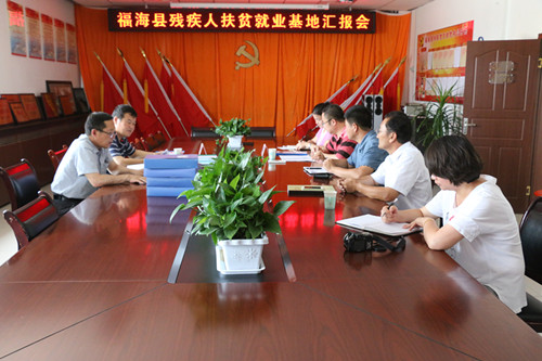 地区残联党组书记、理事长任金铭,教就科科长王飞在残联会议室听取残联理事长库丽米拉汇报基地情况