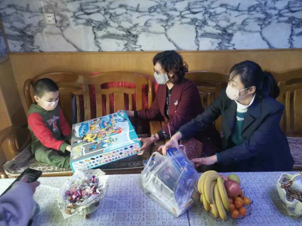 中心吕萍书记和新疆广播电视局团委书记袁琦为孤独症儿童送上节日礼物.jpg