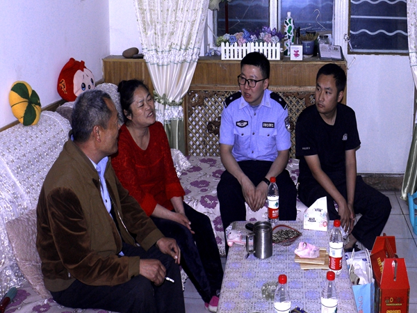 图为开展入户走访结对帮扶慰问活动