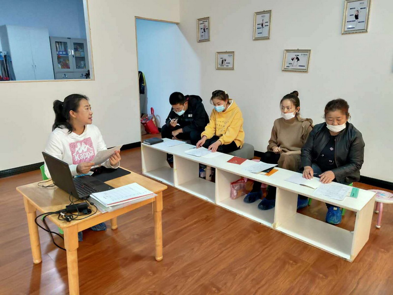 图为张晓玉在塔城地区残联向阳花特殊儿童康复中心讲解康复教学档案的建立.jpg 图为张晓玉在塔城地区残联向阳花特殊儿童康复中心讲解康复教学档案的建立.jpg