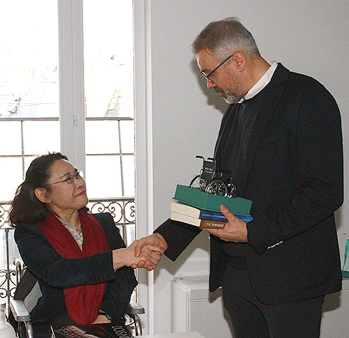 图为张海迪向巴黎2024年奥组委会秘书长赠送纪念品 图为张海迪向巴黎2024年奥组委会秘书长赠送纪念品