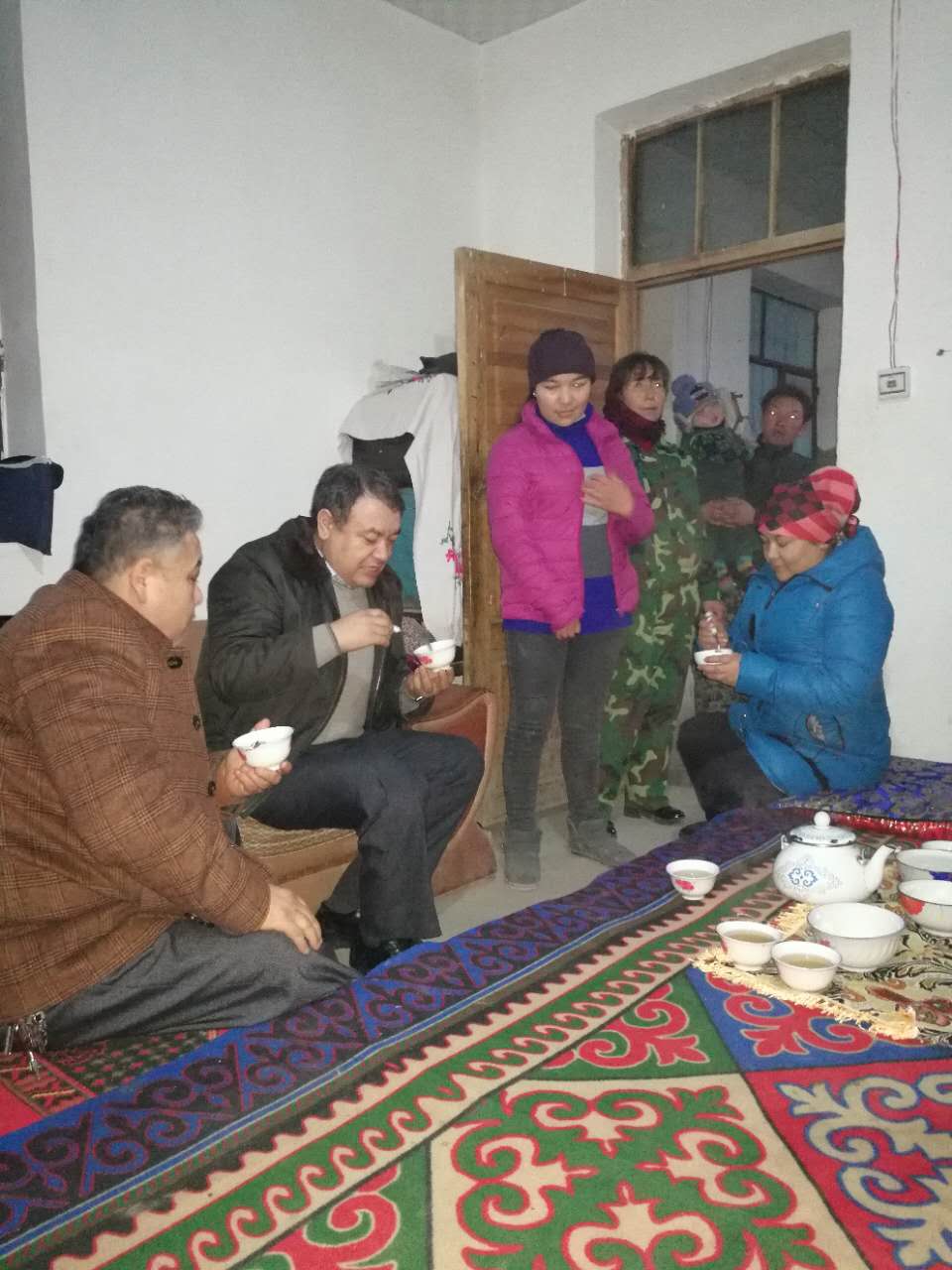 学校党总支书记、副校长艾尼瓦尔·吾斯曼带领第一走访慰问组成员与阿克苏地区温宿县土木秀克镇尤喀克塔尕克村学生家长座谈