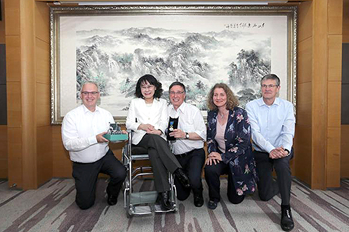 图为会见合影 图为会见合影