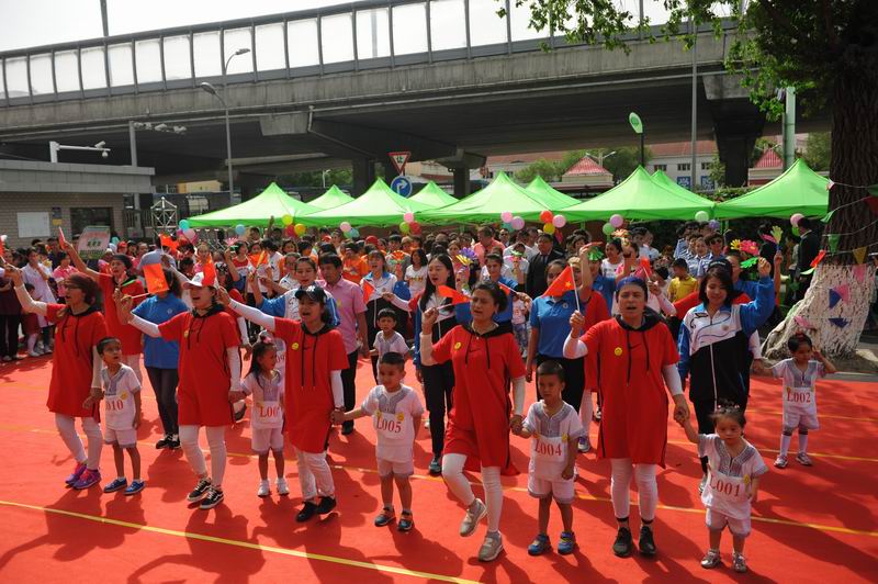 调整大小 3孤独症智力障碍儿童康复科与志愿者一同喊口号.JPG