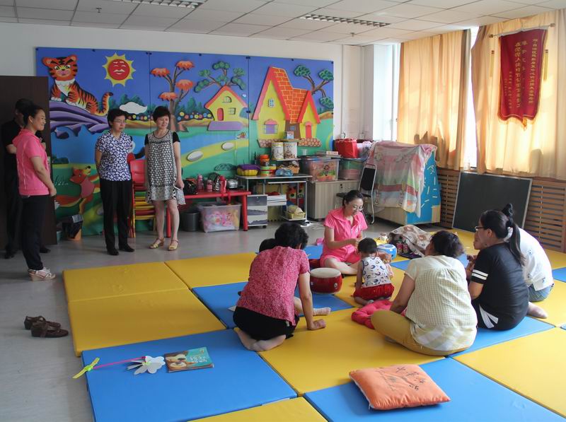 调整大小 5图为张海燕书记参观汉语亲子班教学.jpg