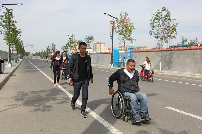 昌吉市残疾人协会会长魏德荣组织残疾人开展徒步活动_副本_副本.jpg
