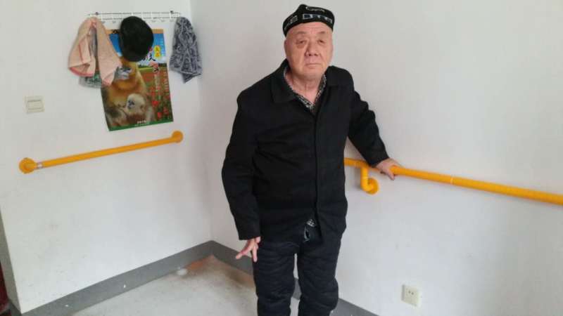 图为肢体残疾人安装了扶手