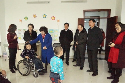图为自治区残联党组成员、纪检组长肖文英一行看望培智中心的孩子.JPG