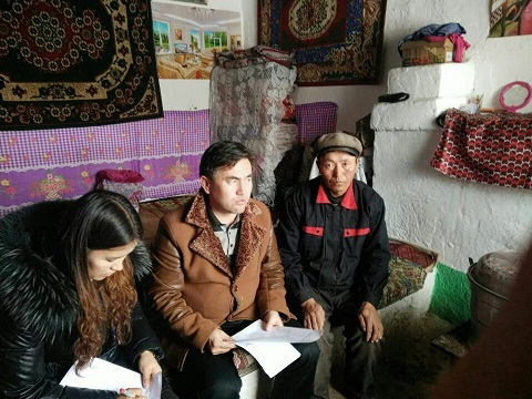 图为残联干事入户开展摸底工作 (1).jpg