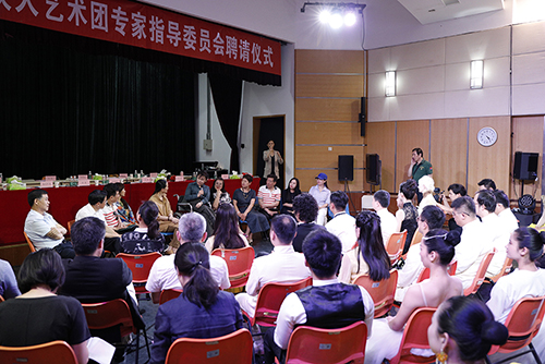 图为座谈会现场 图为座谈会现场