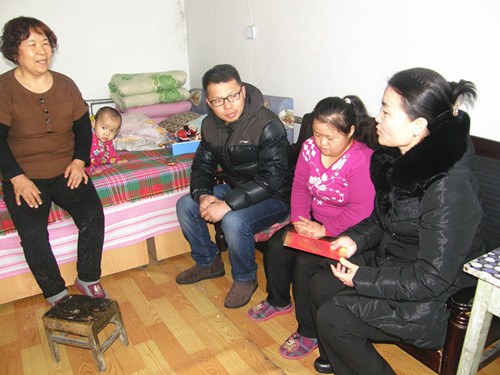 县残联理事长慰问智障人士