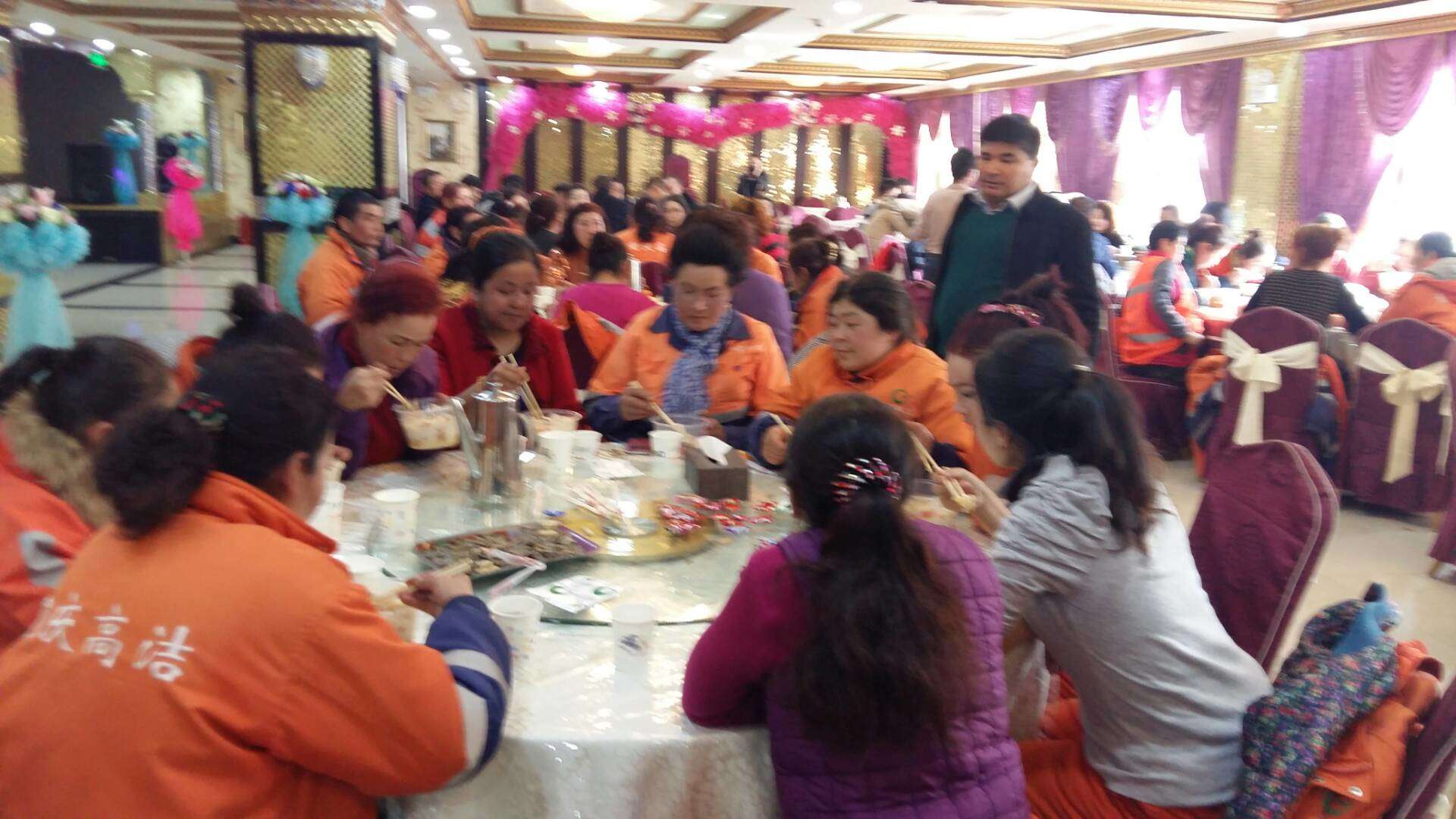 为全县环卫工人免费送爱心抓饭.jpg 为全县环卫工人免费送爱心抓饭.jpg