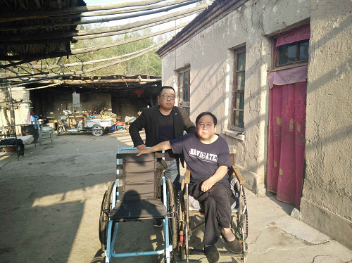 站所干部为残疾人送轮椅.png