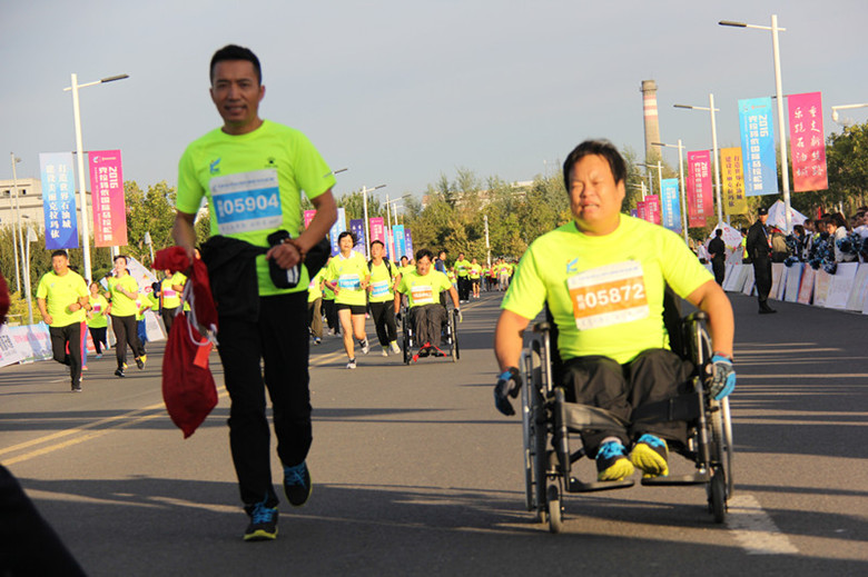 魏会长为马拉松赛当陪跑员_副本.jpg