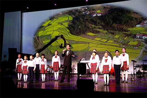 图为盲人演员蒋灿与北京盲?!袄种狻焙铣叛莩枨兑桓鲆膊荒苌佟? alt=