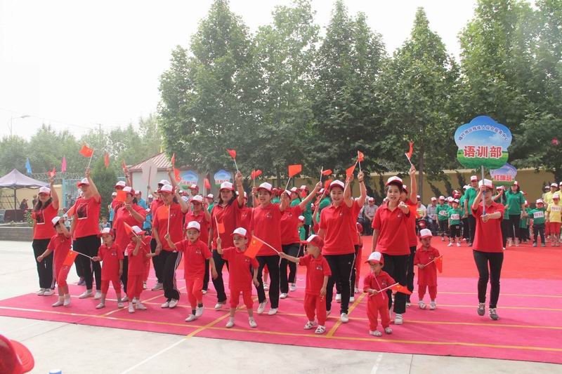 调整大小 图为残障儿童和家长一起列队入场齐声喊出班级的运动会口号.jpg