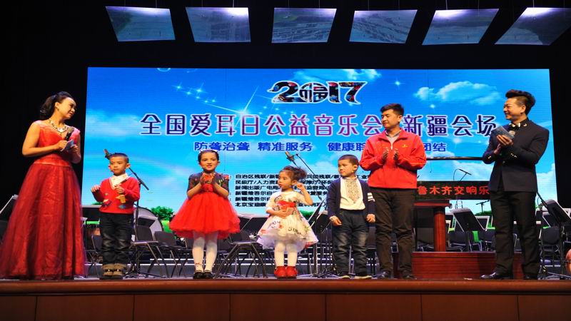 调整大小 主持人与听障儿童现场互动.JPG