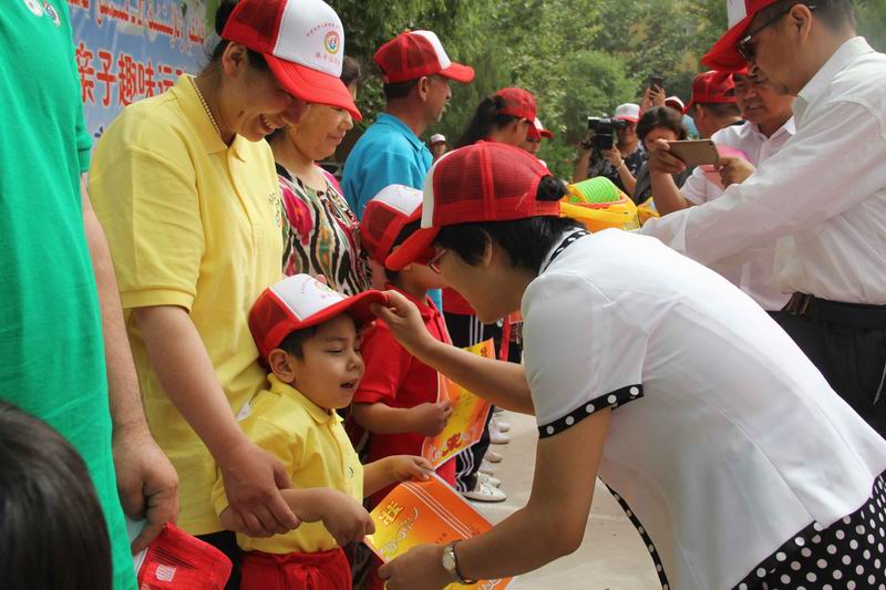 调整大小 图为自治区残联副理事长王培芳为获奖的残障儿童颁发奖状.jpg