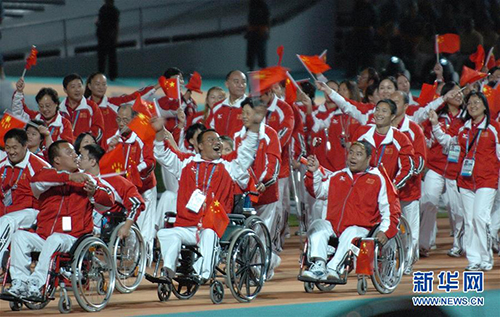 这是2004年9月17日，中国残疾人体育代表团在雅典残奥会开幕式上入场。新华社记者张瑞琪摄