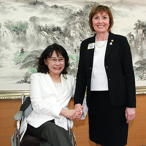 图为中国残联、康复国际主席张海迪会见国际狮子会会长古德龙·英格达德 图为中国残联、康复国际主席张海迪会见国际狮子会会长古德龙·英格达德