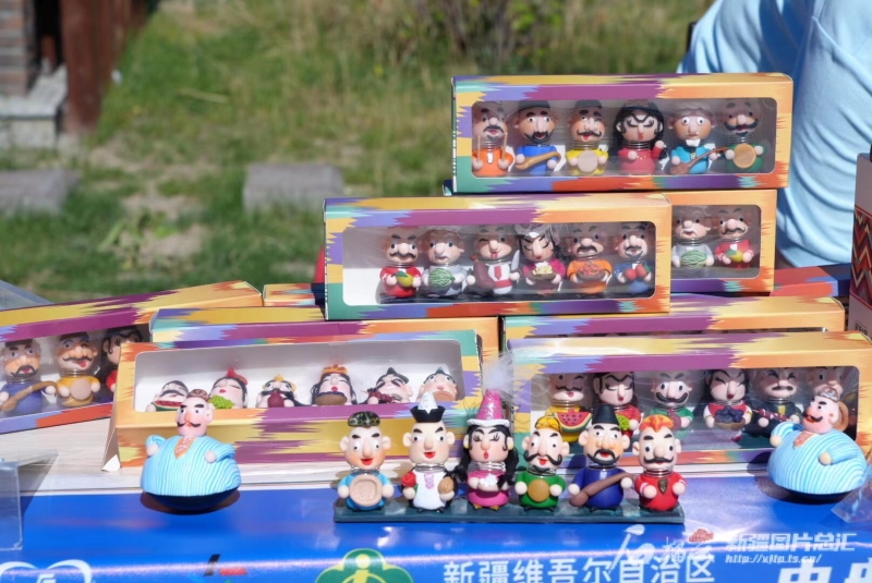 文化艺术展示区展出精美的文创产品。图/新疆残疾人双创基地提供 文化艺术展示区展出精美的文创产品。图/新疆残疾人双创基地提供