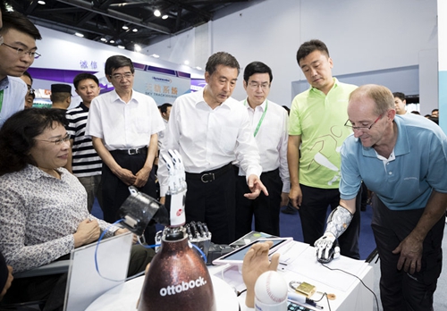 国务委员、国务院残工委主任王勇在北京出席“一带一路”框架下残疾人事务主题活动,参观2017中国国际福祉博览会暨中国国际康复博览会 国务委员、国务院残工委主任王勇在北京出席“一带一路”框架下残疾人事务主题活动,参观2017中国国际福祉博览会暨中国国际康复博览会