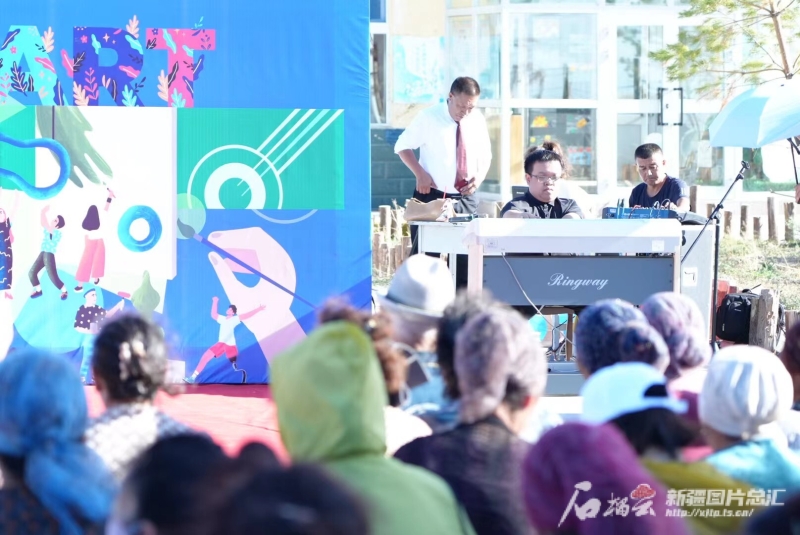 青年演奏演员尤智豪带来双排键独奏《保卫黄河》。图/新疆残疾人双创基地提供 青年演奏演员尤智豪带来双排键独奏《保卫黄河》。图/新疆残疾人双创基地提供